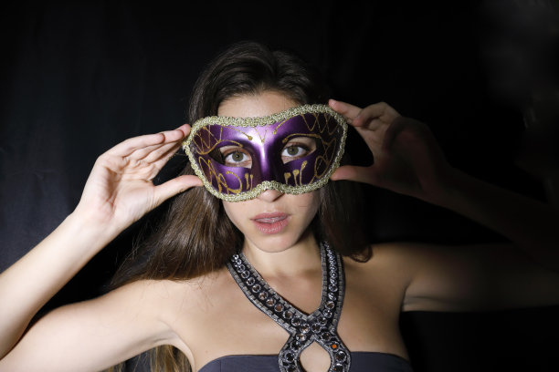 万圣节面具伪装俄罗斯室内女孩模特图片下载