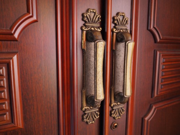 老式的金属把手附在日本传统的木制壁橱的门上图片下载