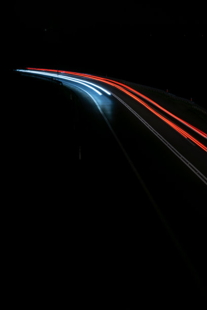 夜晚的车灯图片下载