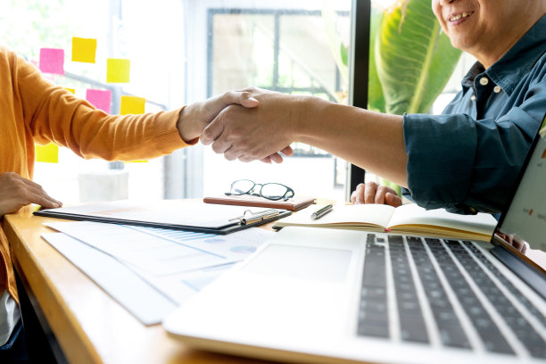 会见商人指导办公室握手图片下载