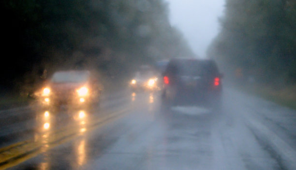 公路上大雾图片下载