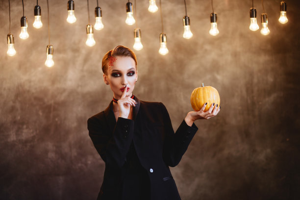 年轻美丽的女孩的肖像，在她的脸上化妆图片下载