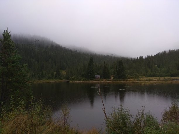 有小木屋的挪威湖图片下载