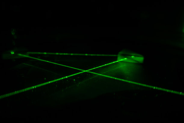 激光在黑暗中穿过棱镜图片下载