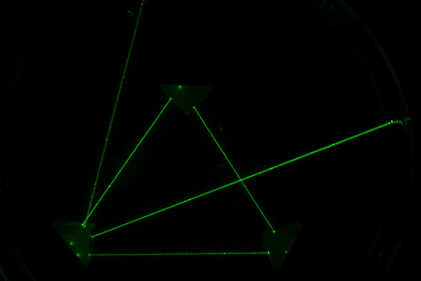 激光在黑暗中穿过棱镜图片下载