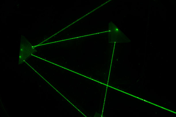 激光在黑暗中穿过棱镜图片下载