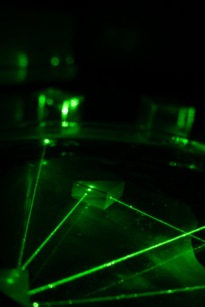 激光在黑暗中穿过棱镜图片下载