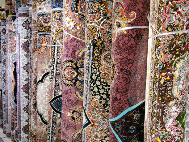 商店里展示的彩色波斯地毯或垫子图片下载