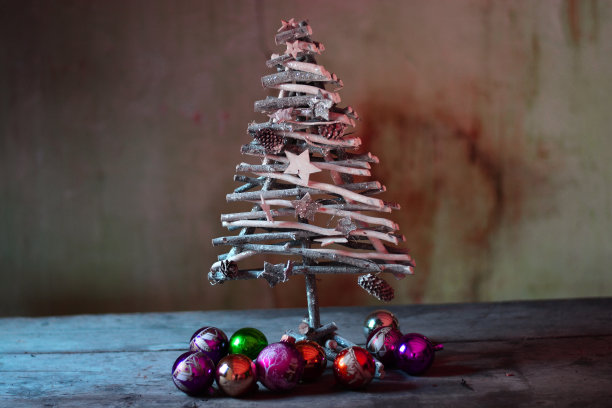 一棵美丽的圣诞树准备圣诞装饰和节日图片下载