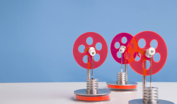 一套红色塑料齿轮的能源生产图片下载