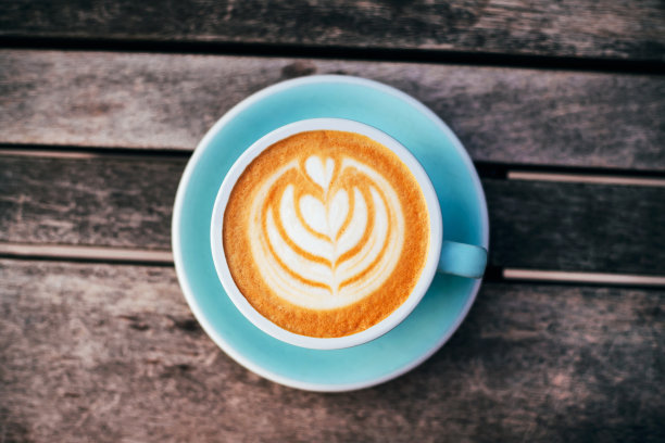 新鲜风味的咖啡艺术在木制背景上。图片下载