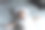 一个东南亚新生儿躺在白色的床上。东南亚的新生儿戴着白色的帽子，穿着白色的衣服。婴儿4个月大。孩子是女孩。-时尚、家庭、保健理念。图片下载