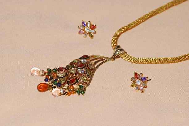珠宝集。镶石的项链和上衣。图片下载