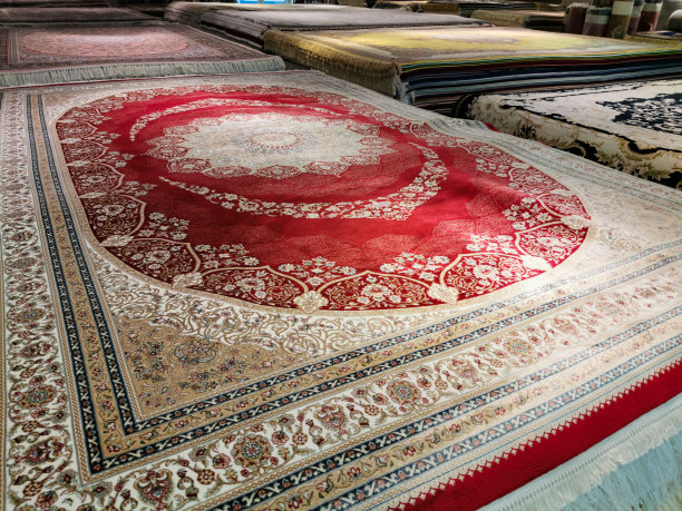 商店里展示的彩色波斯地毯或地垫图片下载