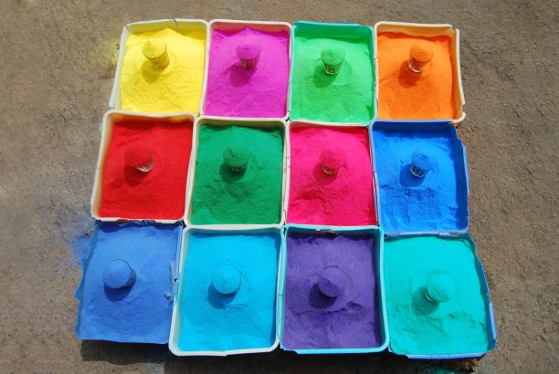 在排灯节之际，市场上出售的五颜六色的兰加瓦利。图片下载