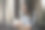 女孩在夏日露台上的咖啡馆里看书图片下载
