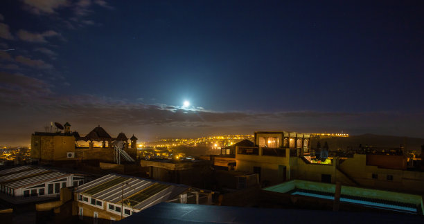 自由经济区的夜景和天空中的月亮图片下载