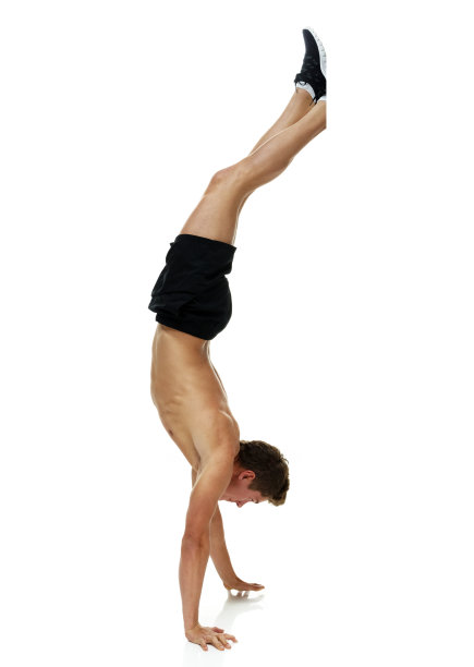 全身/一人/一人/侧视/侧视20-29岁成人英俊的人棕色头发/短发白种人男性/年轻人跑步/锻炼/慢跑/倒立/敏捷/倒立/态度冷静图片下载