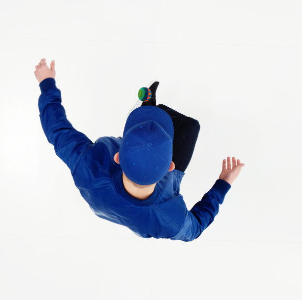 只有一个男人/一个人/一个十几岁的男孩/正上方的视野/完整的长度18-19岁的成年英俊的人白人男性/年轻男子男孩/十几岁的男孩跳高/跳跃/半空中/踢在白色的背景图片下载