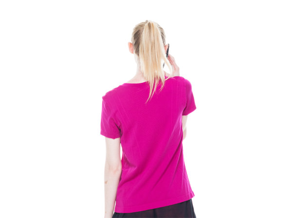 后视图/腰部以上的20-29岁的成年美丽的白人女性/年轻女性在白色背景下运动，穿着运动服谁是交谈/快乐/愉快的，拿着手机/使用智能手机图片下载