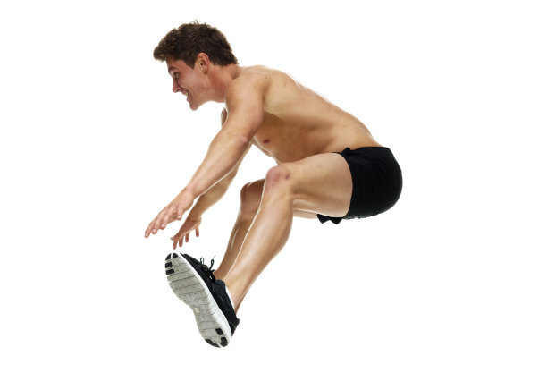 全身/一人/一人/侧视/侧视20-29岁的成年人英俊的人棕色头发/短发高加索男性/年轻男子跑步/锻炼/慢跑/跳跃/半空中在白色背景前图片下载