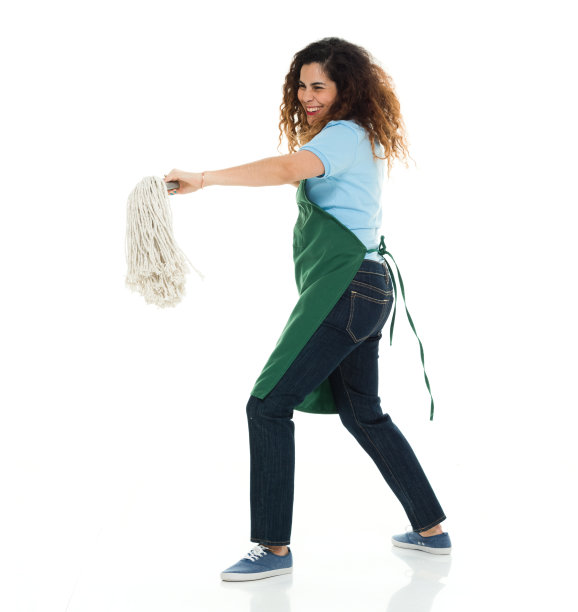 全身长度/一个30-39岁的成年人美丽的波多黎各种族/拉丁美洲和西班牙裔女性/年轻女性/一个年轻女性只有咖啡师/兼职工作/看门人/清洁工/体力劳动者站着图片下载