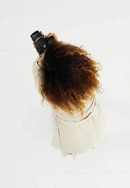 全长/一人/直接俯瞰30-39岁的成年人美丽的卷发/长头发波多黎各种族/拉丁美洲和西班牙裔的种族女性/年轻女性摄影师/摄影/游客弯腰/站立图片下载