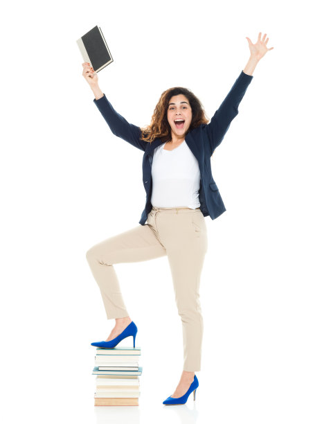 一个人/全长/正面视图/看镜头的30-39岁的成年人美丽的卷发/长头发拉丁美洲和西班牙裔种族/波多黎各种族的女性/年轻女性站在白人背景前图片下载