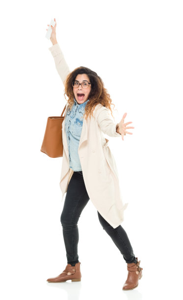 全长/一人/前视图/看镜头的30-39岁的成年人美丽的卷发/长发波多黎各种族/拉丁美洲和西班牙裔的女性/年轻女性站在白人背景前图片下载