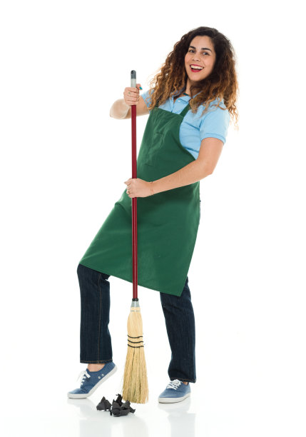 全身长度/一个30-39岁的成年人美丽的波多黎各种族/拉丁美洲和西班牙裔女性/年轻女性/一个年轻女性只有咖啡师/兼职工作/看门人/清洁工/体力劳动者站着图片下载