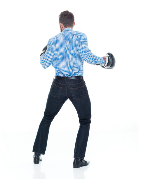 全长/一人/一人/后视图30-39岁的成年英俊的人白人男性/年轻男子站在白色背景，戴着领带/纽扣衬衫/衬衫/牛仔裤/拳击手套和拳击/运动图片下载