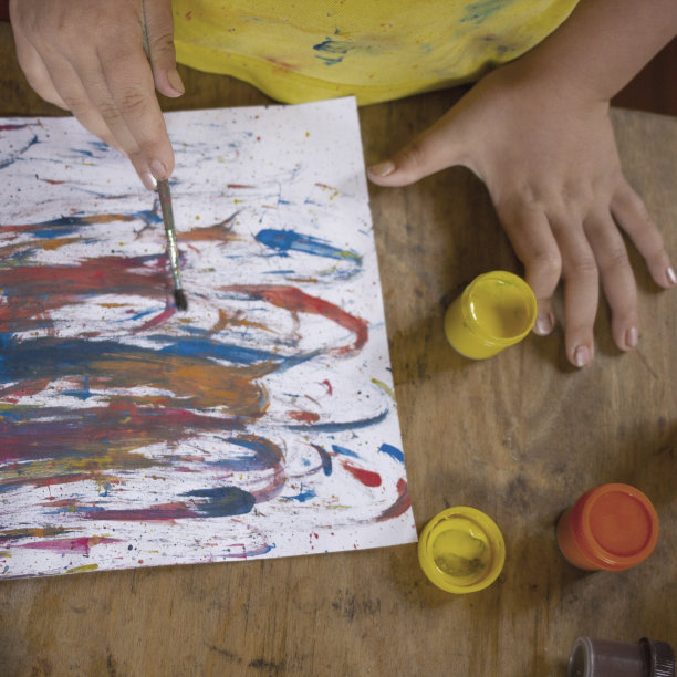 俯视图迷人的小女孩画使用水彩和水粉图片下载