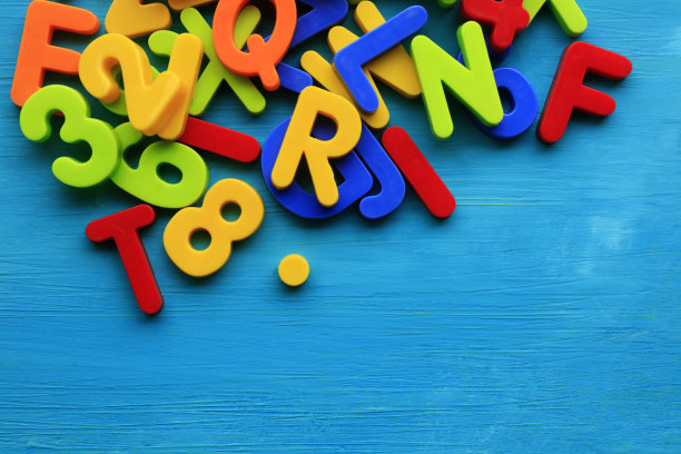 多色字母和数字块背景图片下载