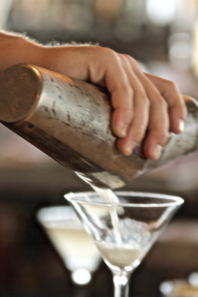调酒师倒马提尼酒图片下载