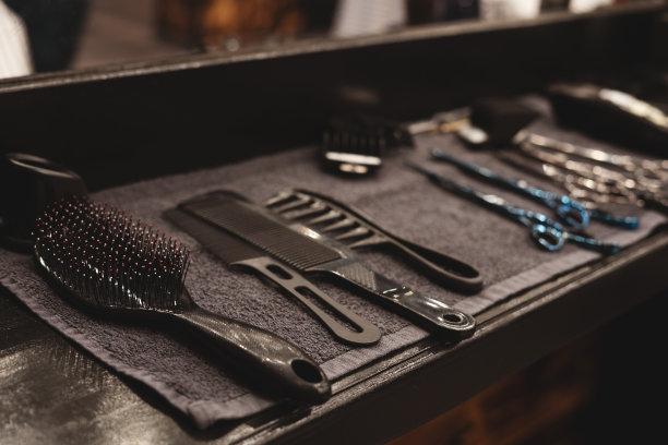 理发店的理发工具。理发师的工具。剪刀，梳子，剃须刀，剪子。向导的工具。工作场所的组织。有选择性的重点。图片下载