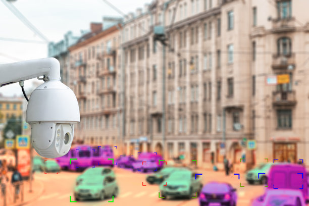 视频监控与安防技术的概念。闭路电视摄像头捕捉到了交通状况。在背景中，城市建筑与汽车和高速公路。在车的定义区域图片下载