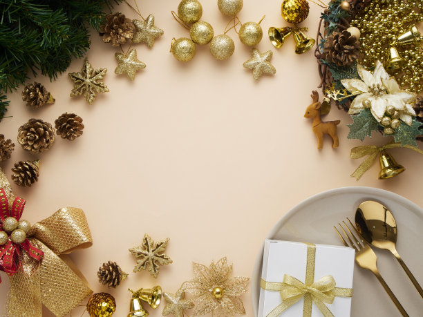 金色的圣诞装饰框架上的米色背景。副本的空间。图片下载
