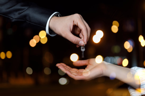 手里拿着公寓钥匙。图片下载