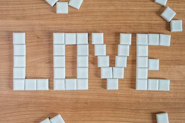 爱字与瓷方框在木材背景图片下载