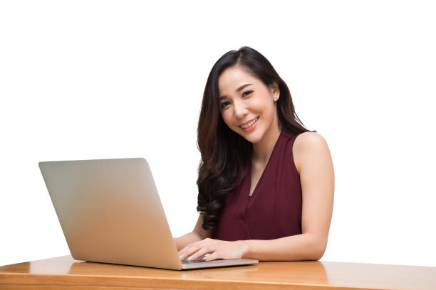 快乐的年轻亚洲女人使用笔记本电脑在木桌子上与白色的背景图片下载