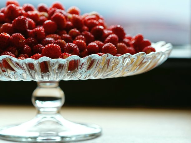 甜蜜的野草莓图片下载