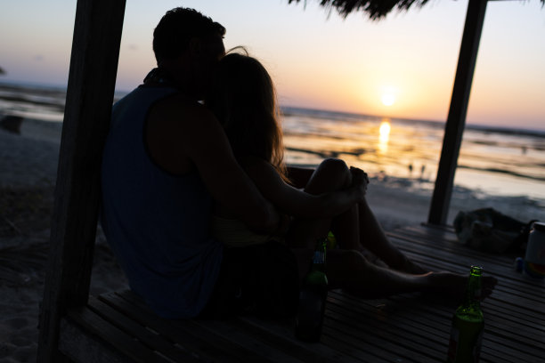 新婚夫妇的剪影一起看岛屿日落图片下载