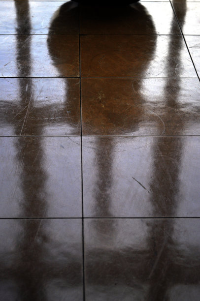 原声吉他在地板上的倒影和影子图片下载