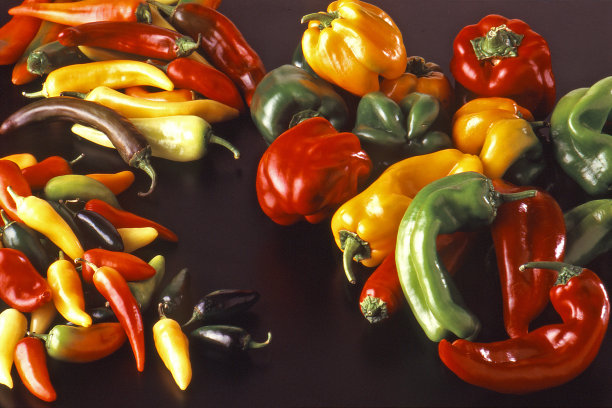 彩色辣椒拍摄的黑色背景图片下载