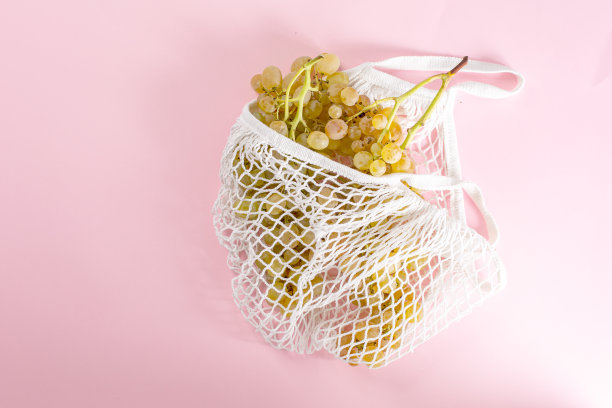 可重复使用的购物袋，用于杂货店与葡萄图片下载