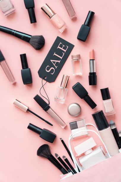 化妆化妆品香水女性产品配件从购物袋倒在粉红色平铺背景，美容产品低价折扣零售提供网上购买，俯视图以上垂直照片图片下载
