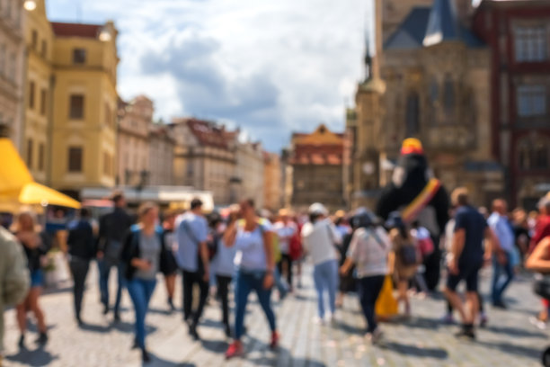 模糊的背景与行走的人在老城的街道上。图片下载