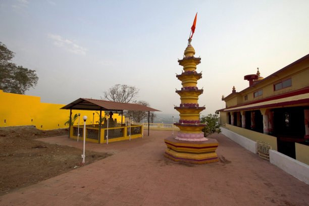 印度果阿邦北部维勒姆村当地寺庙的灯柱图片下载