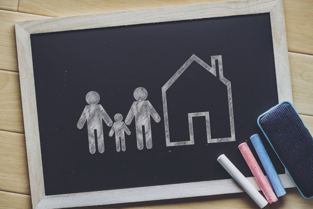 黑板上有一个三口之家的图像图片下载