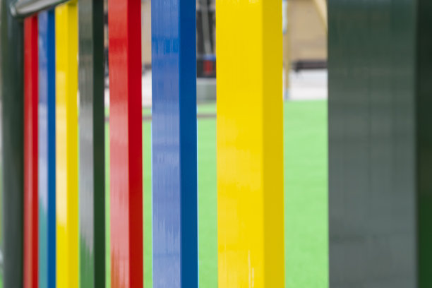 色彩鲜艳的围栏是儿童游乐场的特写图片下载